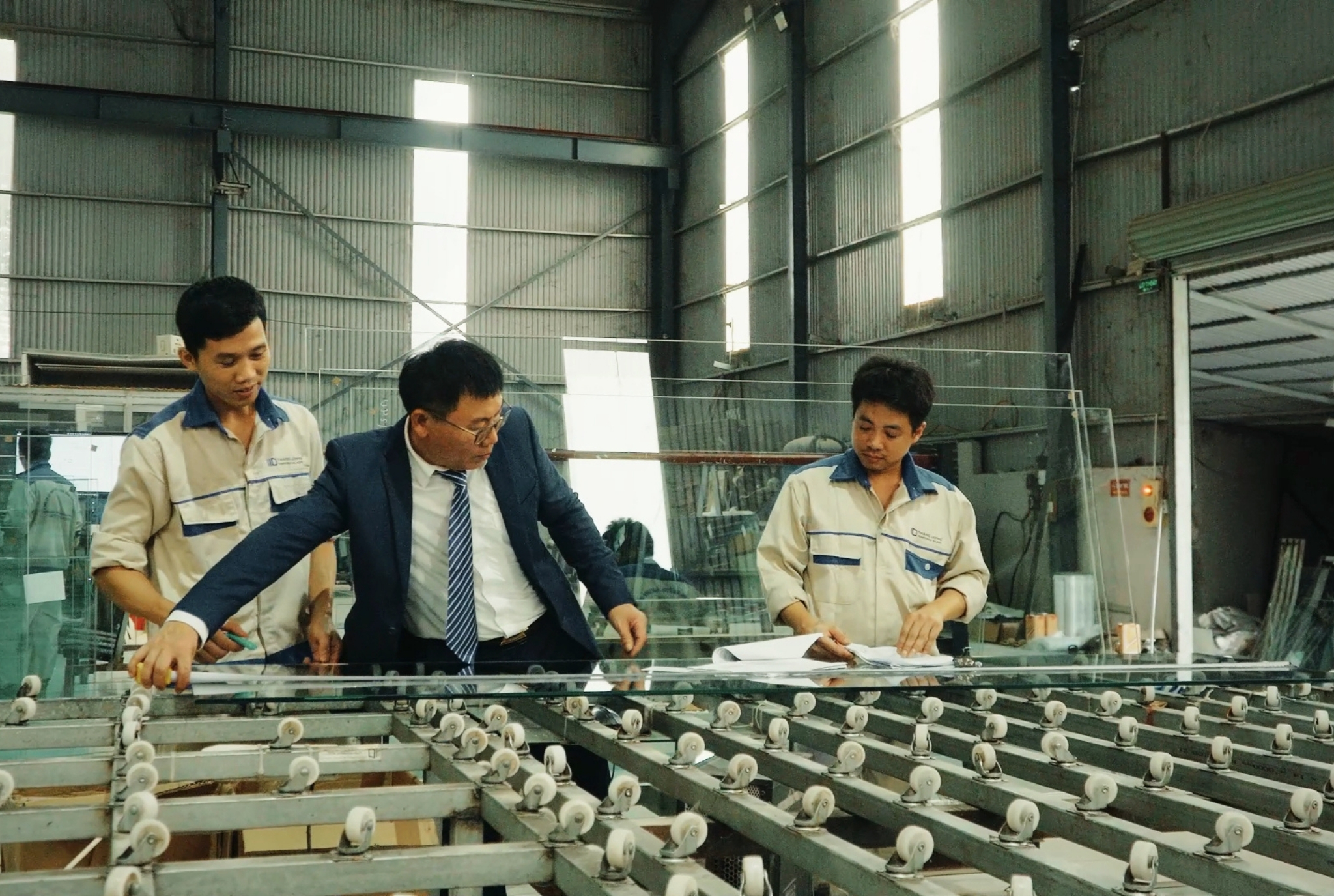 Hình ảnh nhà máy, hệ thống xưởng, đội ngũ kỹ thuật kính Thăng Long Glass